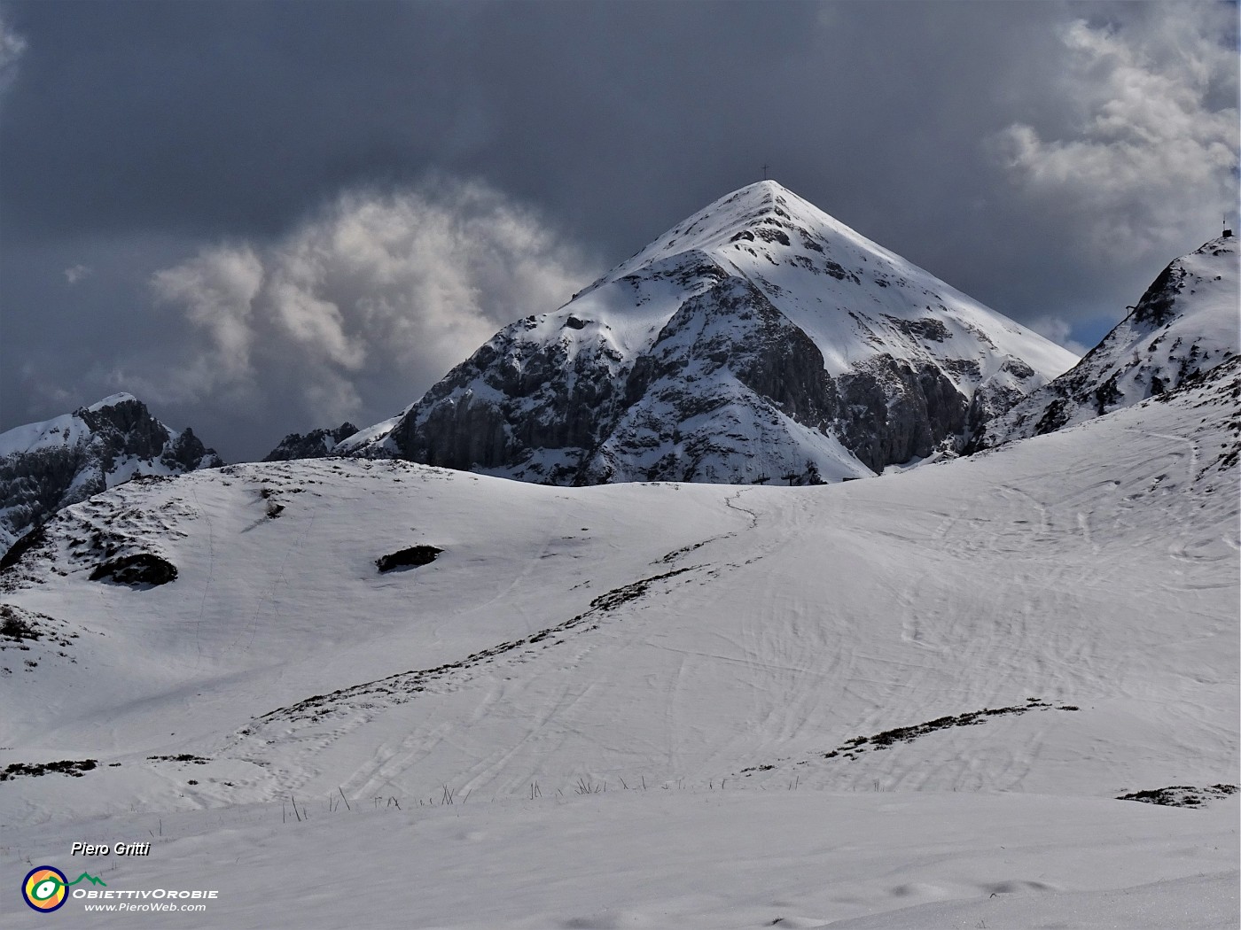 53 Scendendo sul 101 rivedo le mie orme nella neve del percorso seguito .JPG